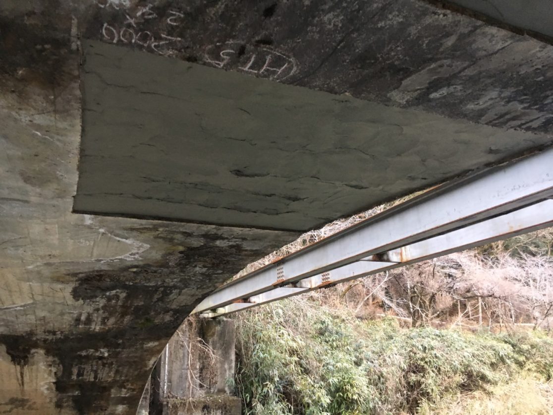 S町橋梁維持工事 モルタル修復作業 三島建設株式会社