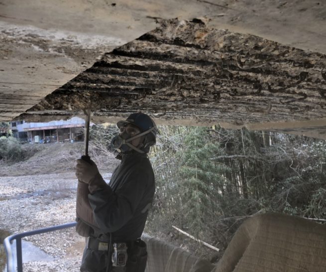 S町橋梁維持工事 斫り状況 三島建設株式会社