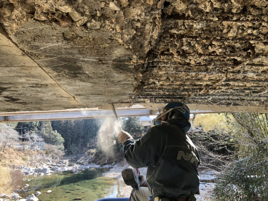 S町橋梁維持工事 床版上裏斫り工事 三島建設株式会社