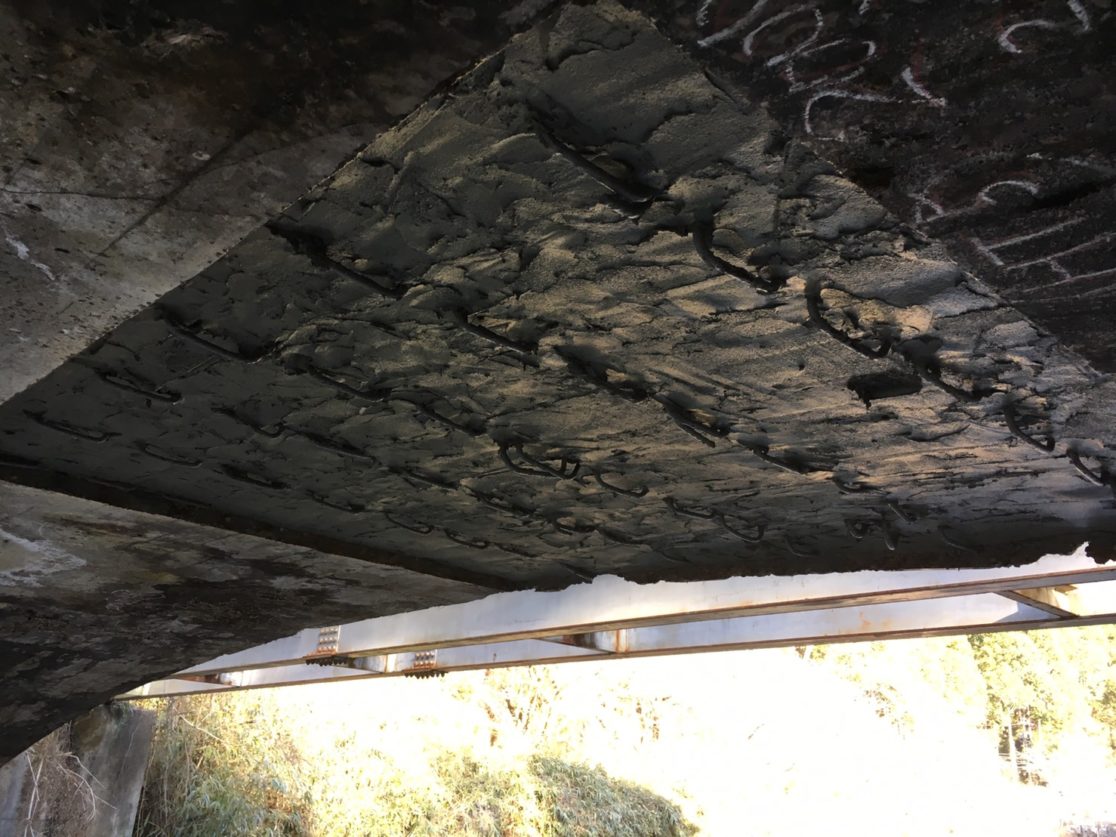 S町橋梁維持工事 モルタル修復作業 三島建設株式会社