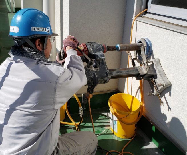 A中学校 コア抜き作業 三島建設株式会社