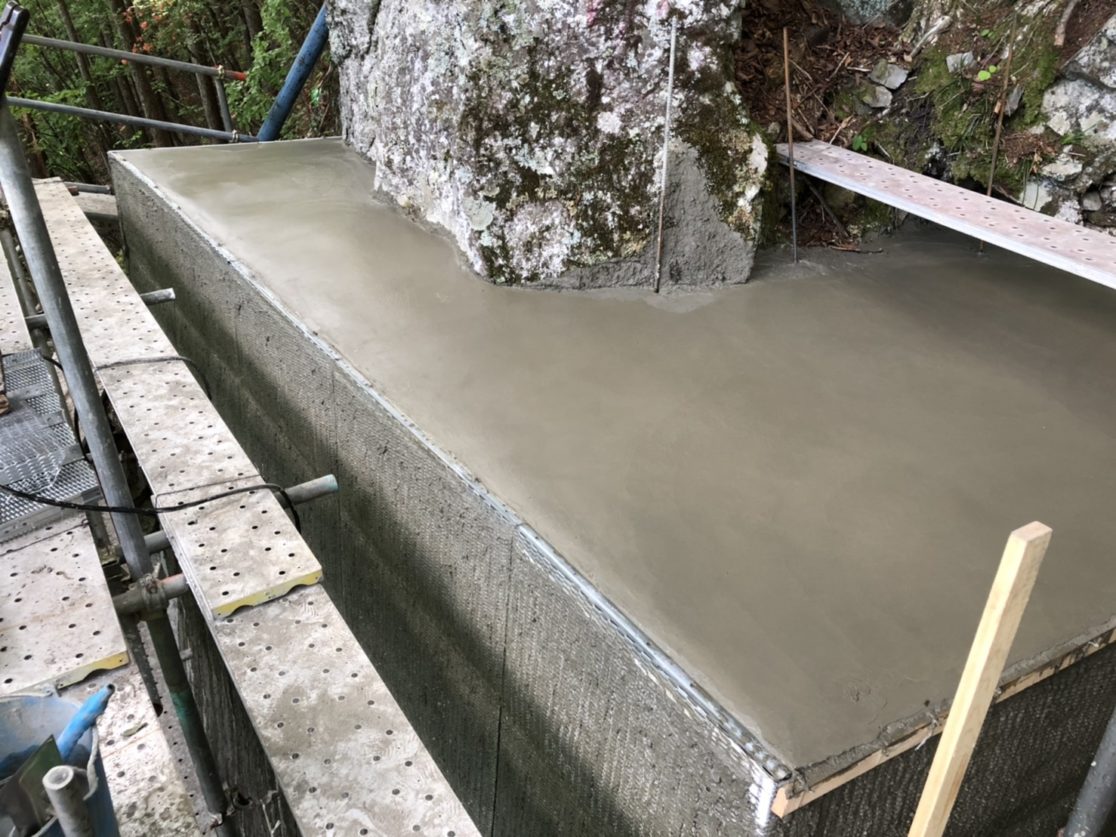 K市 林道・落石防止工・根巻コン工事 打設 三島建設株式会社