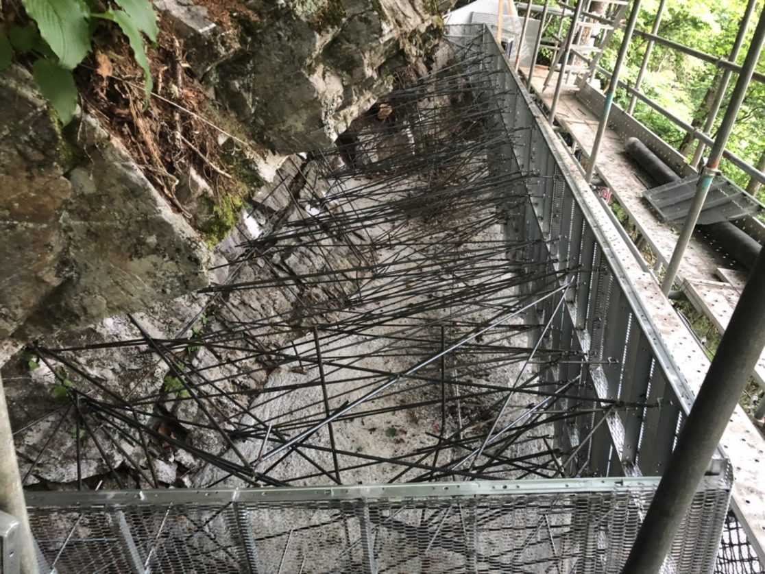 K市 林道・落石防止工・根巻コン工事 型枠・溶接 三島建設株式会社