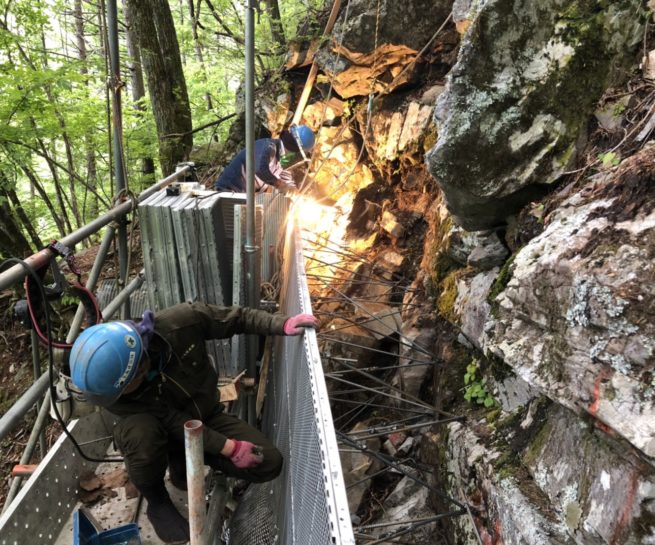 K市 林道・落石防止工・根巻コン工事 型枠組立・溶接 三島建設株式会社