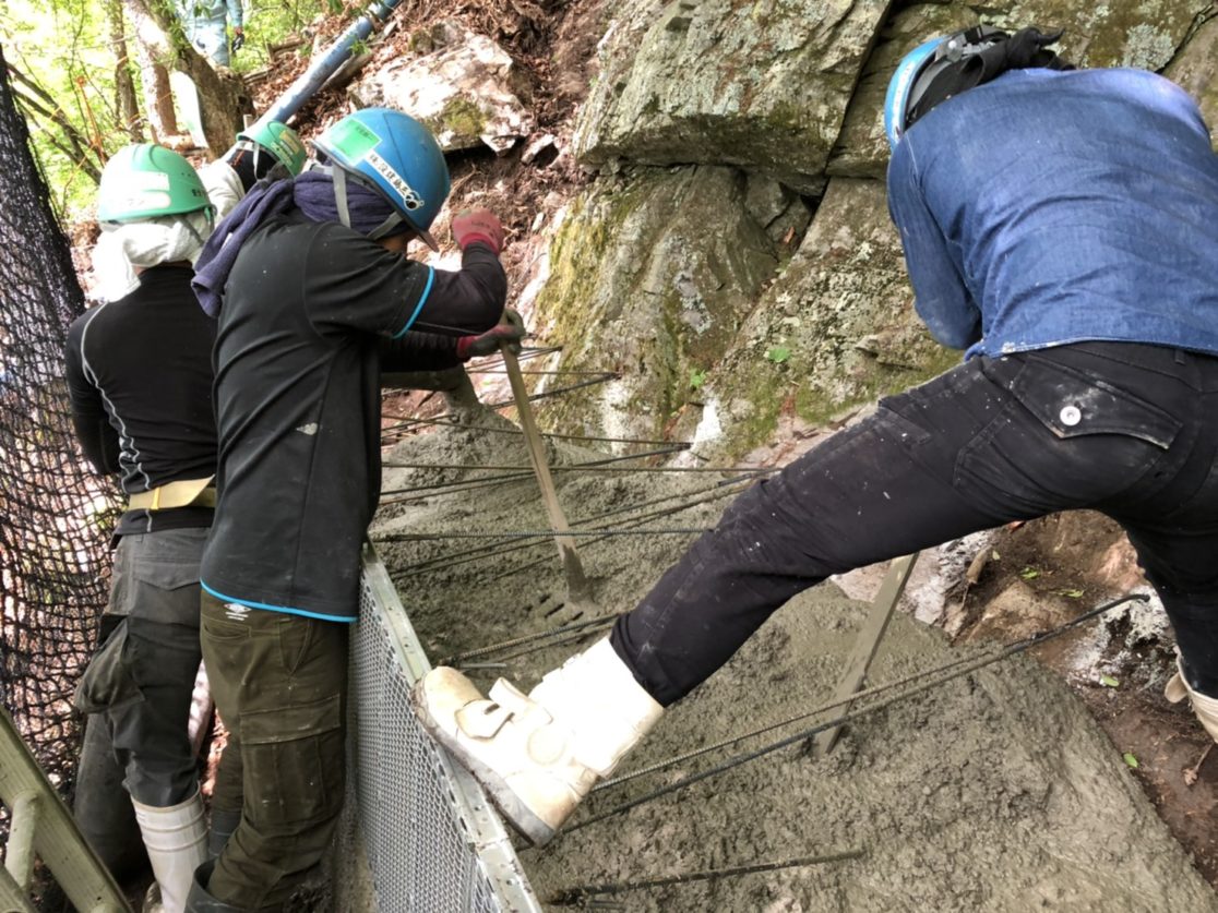 K市 林道・落石防止工・根巻コン工事 生コン打設、掃除、差し筋 三島建設株式会社