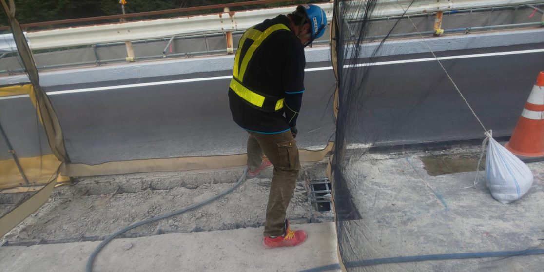 Y橋 橋梁補修工事（断面修復工）斫り 三島建設株式会社
