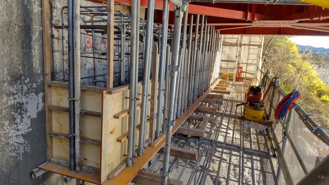 B橋 橋梁補修工事 削孔完了 三島建設株式会社