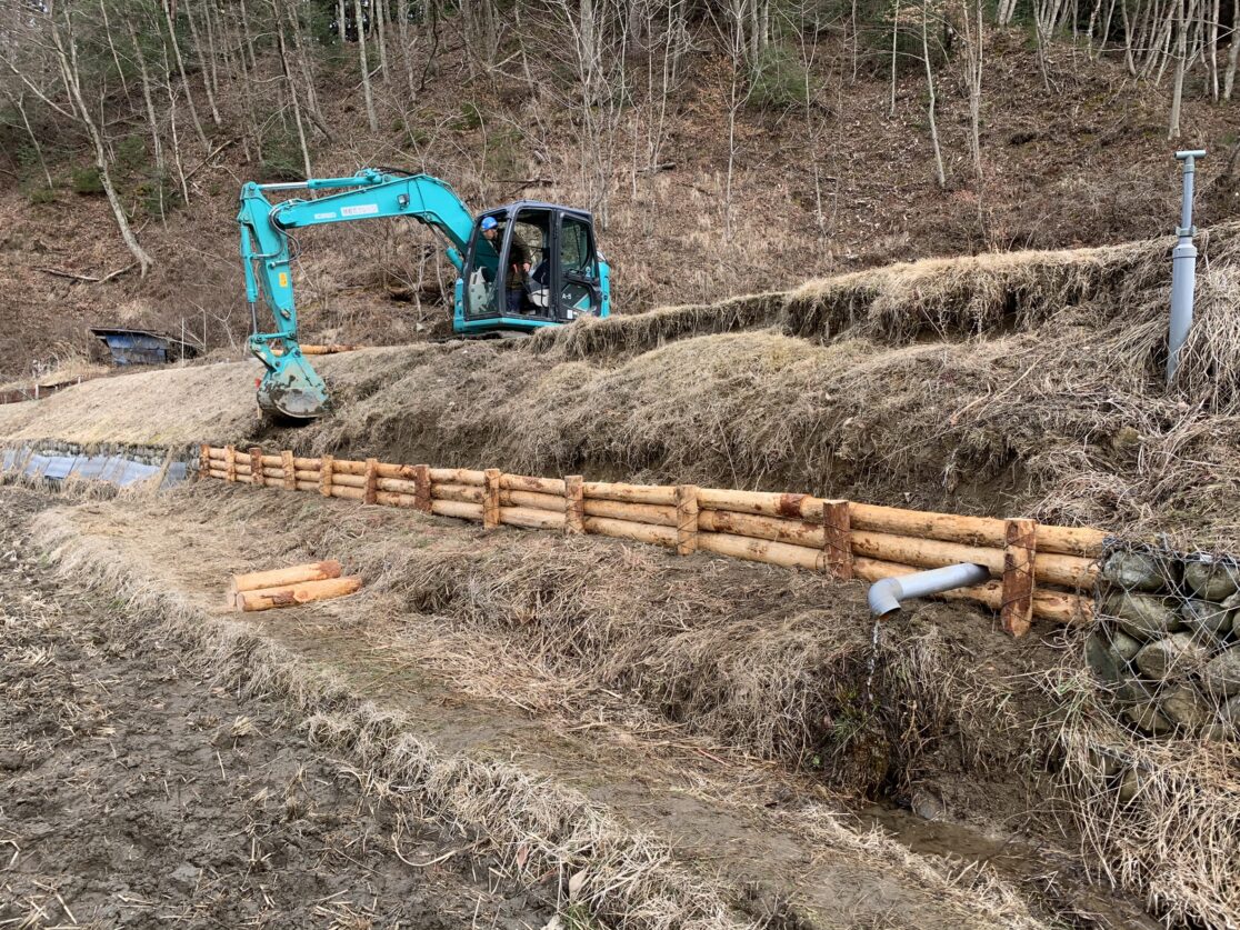 Y村 災害復旧工事 丸太筋工 三島建設株式会社