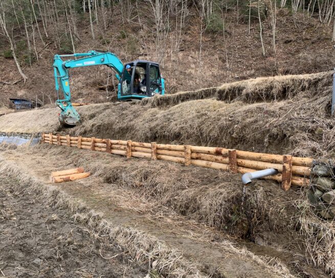 Y村 災害復旧工事 丸太筋工 三島建設株式会社