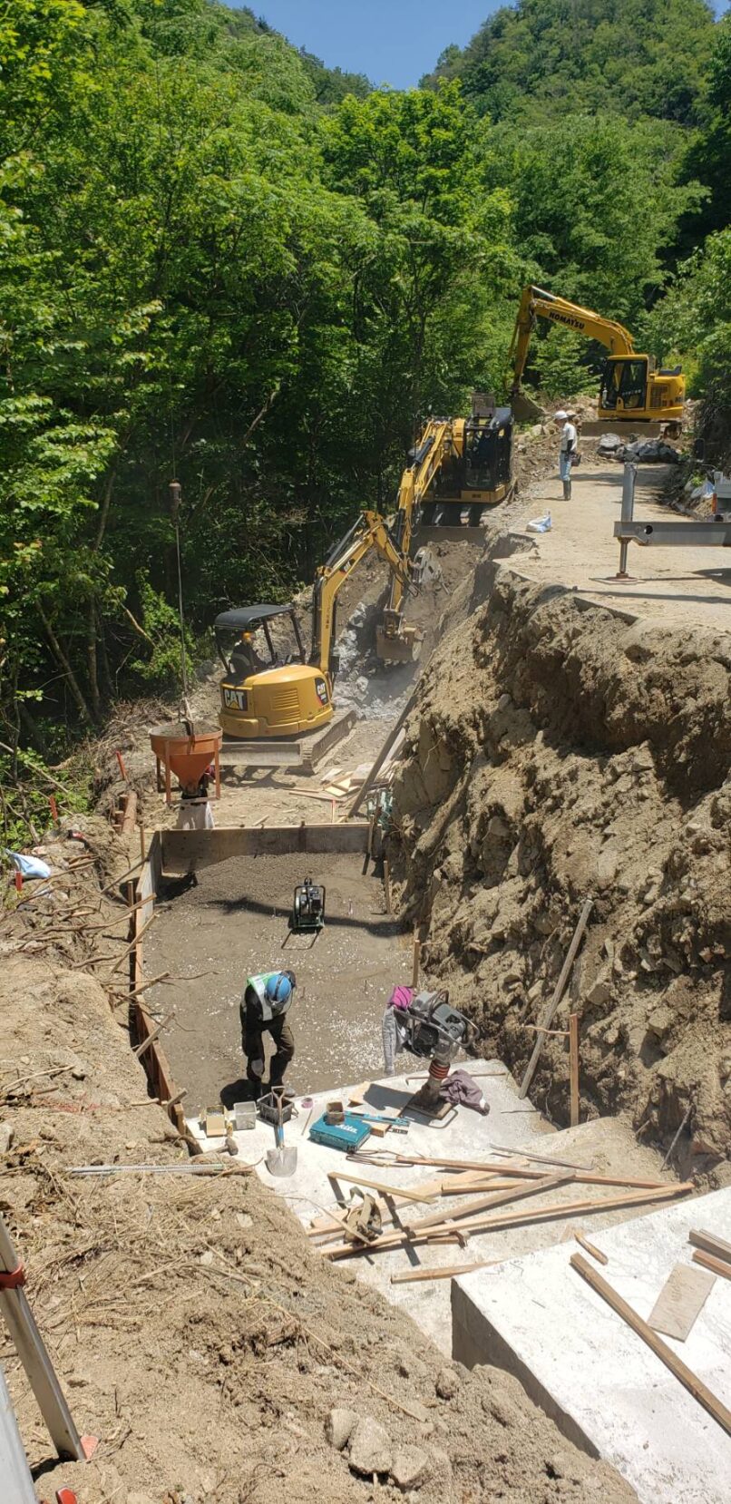 Y村 土木工事 型枠バラシ・組立て・砕石入れ・打設 三島建設株式会社