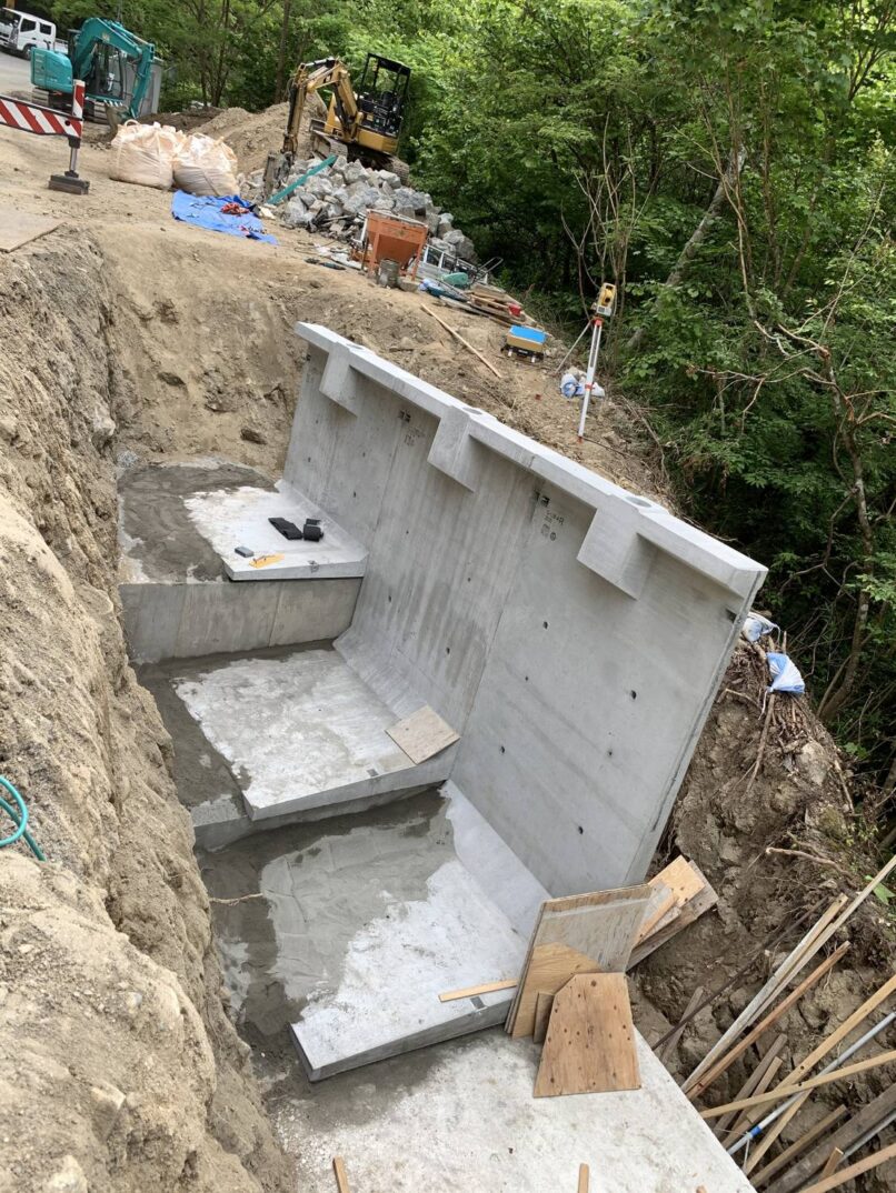 Y村 土木工事 L型据付完了・ベースコン型枠・埋め戻し 三島建設株式会社