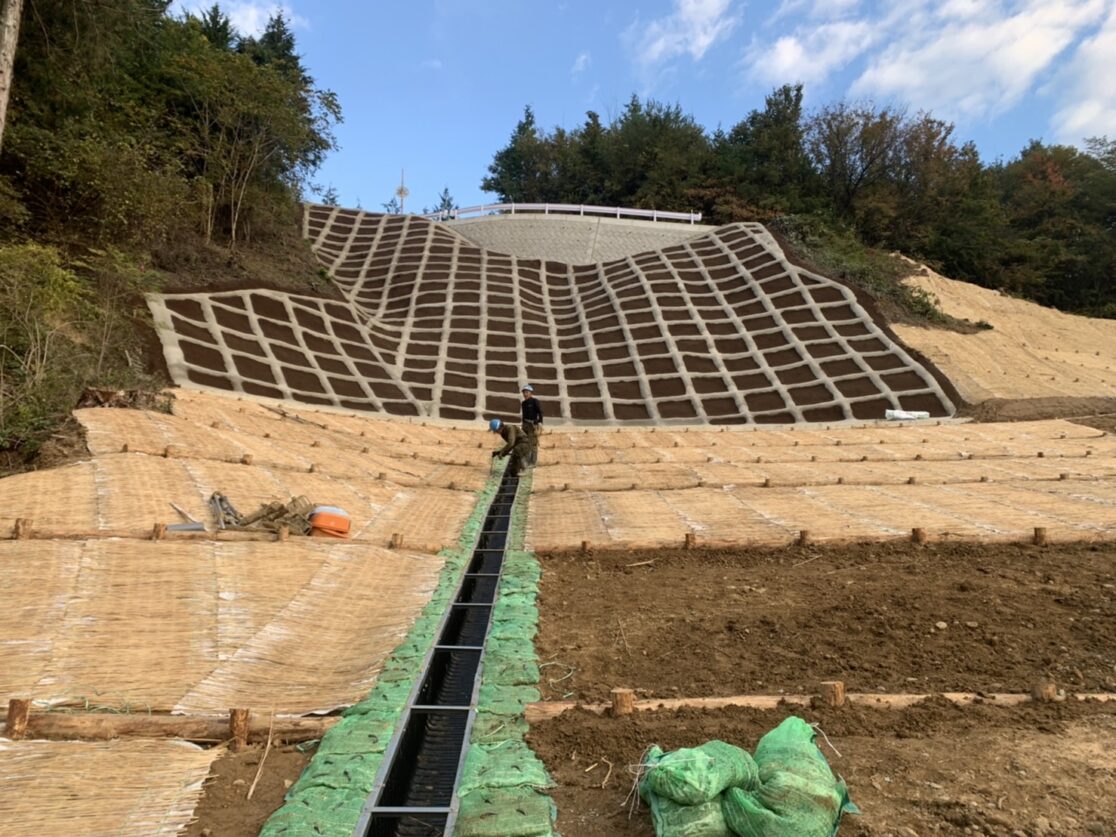 T村 土木工事 植生マットはり 丸太工 三島建設株式会社