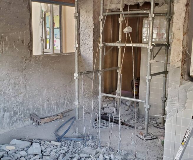 M小学校 斫り工事 三島建設株式会社